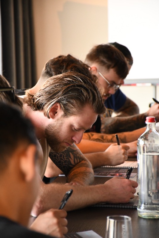 Deelnemers schrijven tijdens De Dopamine Reset