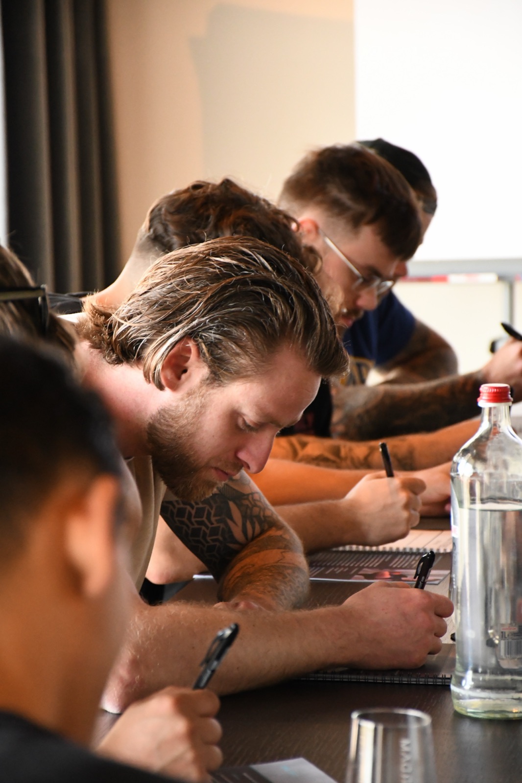 Deelnemers schrijven tijdens de workshop De Dopamine Reset
