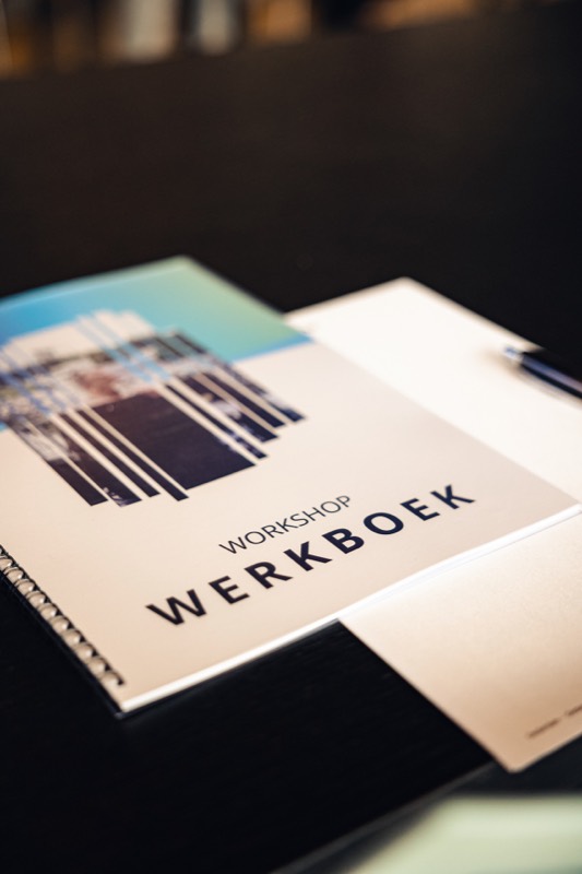 Een workshop werkboek op tafel