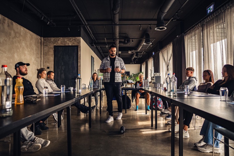 Victor geeft een workshop aan een lange tafel